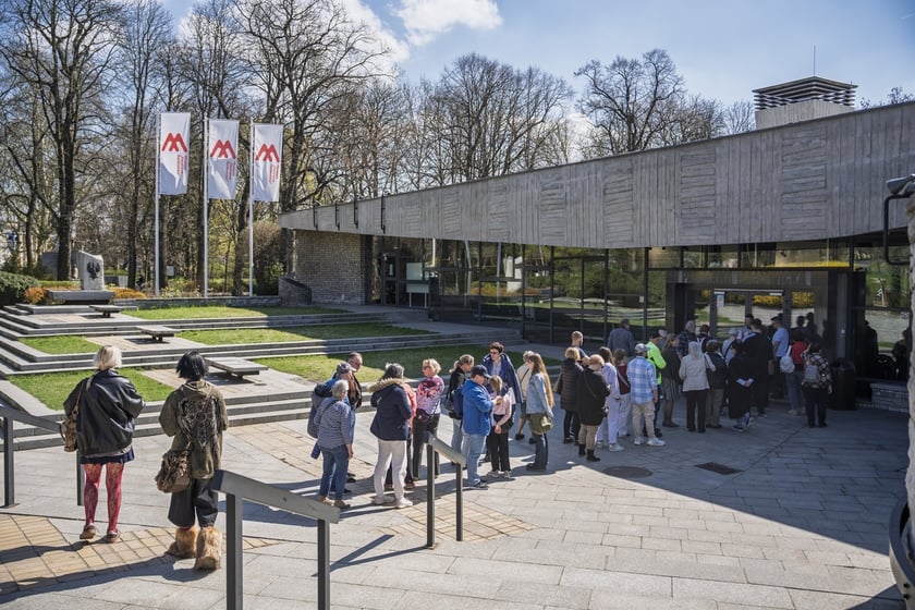 Kolejki zwiedzających przed Panoramą Racławicką 4 kwietnia