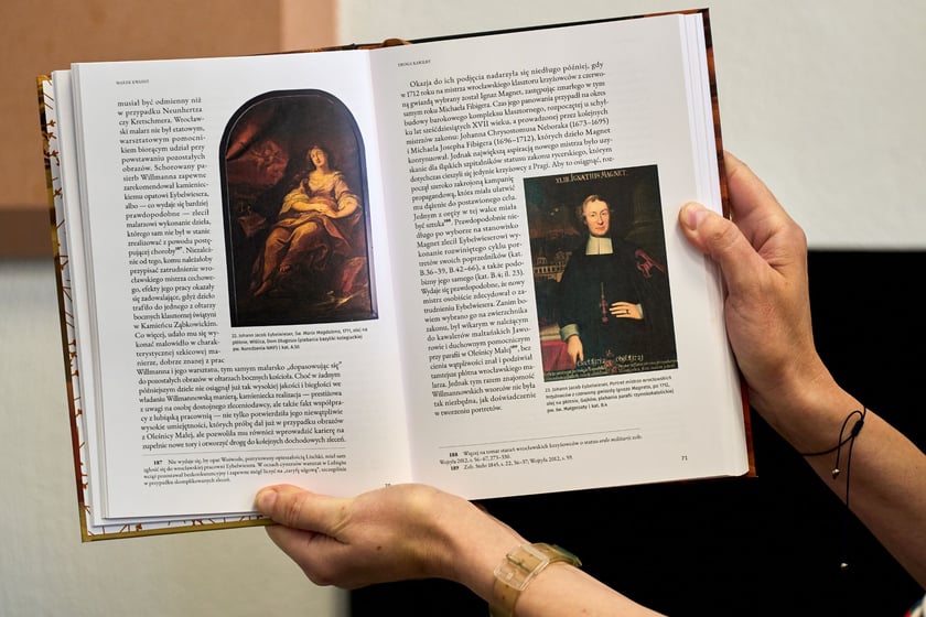 Na zdjęciu strony z książki &bdquo;Johann Jacob Eybelwieser młodszy. Wrocławski malarz doby baroku&rdquo;, kt&oacute;ra ukazała się nakładem Wydawnictwa Uniwersytetu Wrocławskiego&nbsp;
