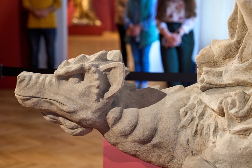 Powr&oacute;t figury Immaculaty do Wrocławia! Po 80 latach barokową rzeźbę odnalazł Piotr Oszczanowski, dyrektor Muzeum Narodowego we Wrocławiu, na zdjęciu smok z figury