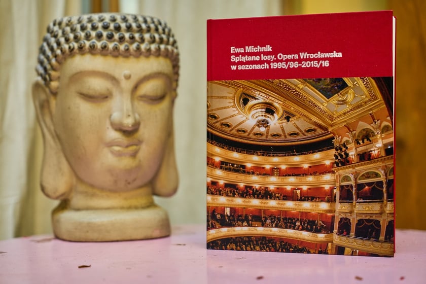 Ewa Michnik, &bdquo;Splątane losy. Opera Wrocławska w sezonach 1995/96-2015/16&rdquo;, Instytut Teatralny im. Zbigniewa Raszewskiego&nbsp;