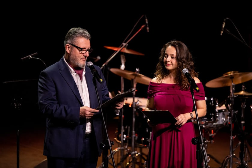 Magdalena Fijałkowska i Igor Pietraszwski, zdjęcie z wręczenia nagr&oacute;d (23 kwietnia 2025)