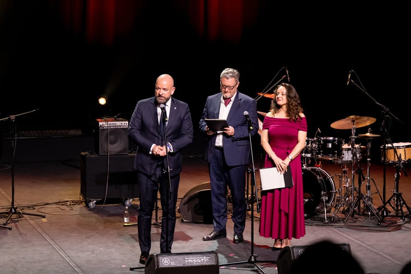 Magdalena Fijałkowska, Igor Pietraszewski i Jacek Sutryk, zdjęcie z wręczenia nagr&oacute;d (23 kwietnia 2025)