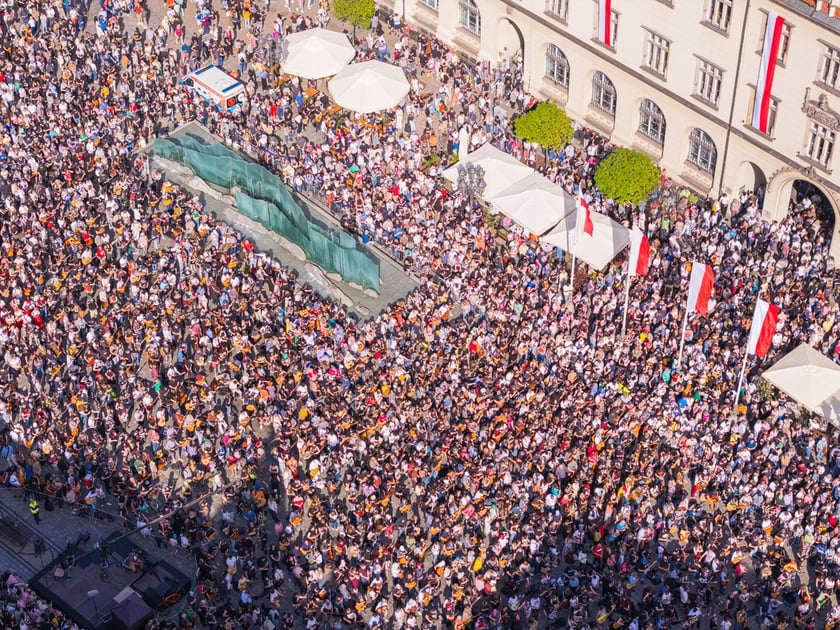 Gitarowy Rekord Świata 2025 na wrocławskim rynku na zdjęciach z drona