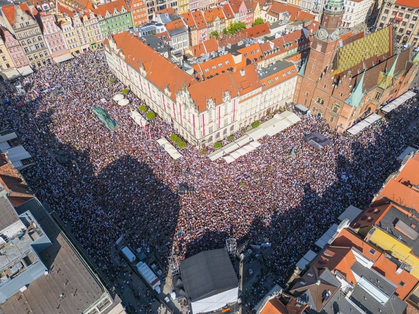 Gitarowy Rekord Świata 2025 na wrocławskim rynku na zdjęciach z drona