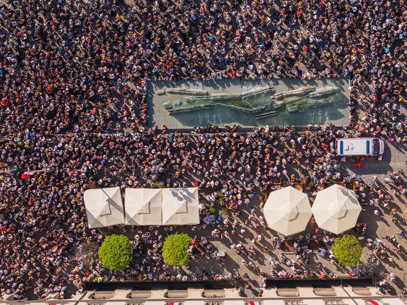 Gitarowy Rekord Świata 2025 na wrocławskim rynku na zdjęciach z drona