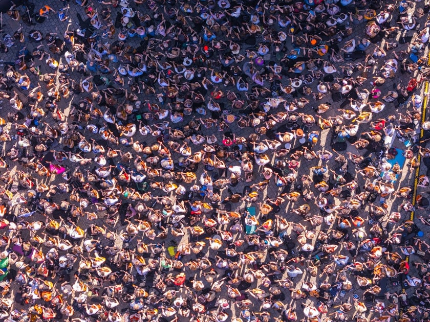 Gitarowy Rekord Świata 2025 na wrocławskim rynku na zdjęciach z drona