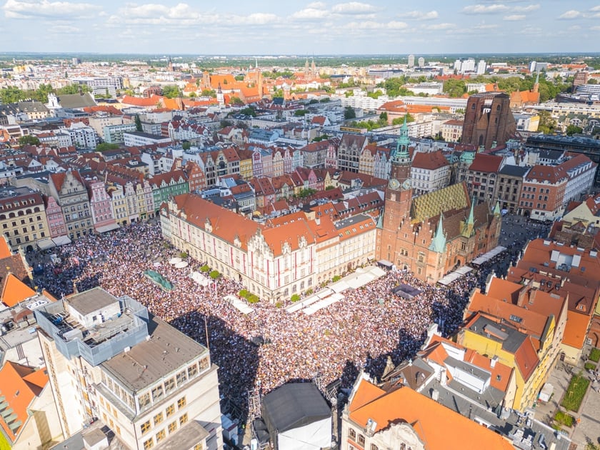 Gitarowy Rekord Świata 2025 na wrocławskim rynku na zdjęciach z drona
