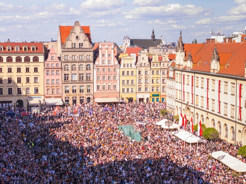 Gitarowy Rekord Świata 2025 na wrocławskim rynku na zdjęciach z drona