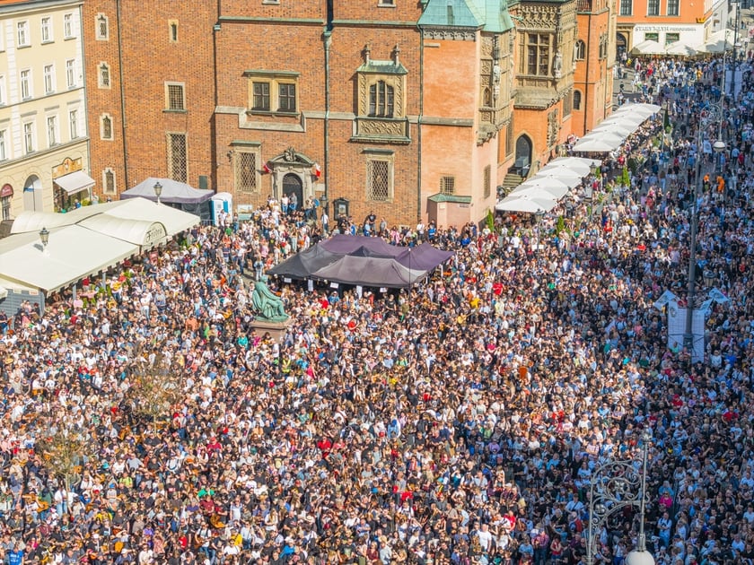 Gitarowy Rekord Świata 2025 na wrocławskim rynku na zdjęciach z drona