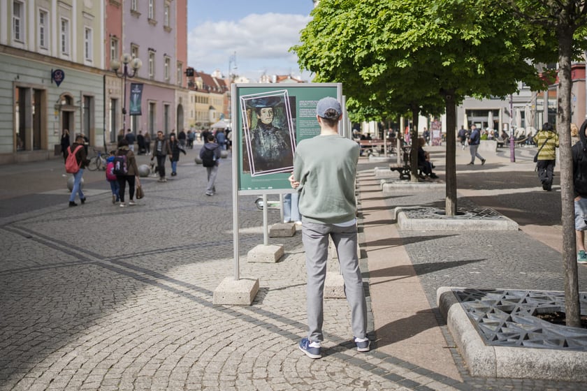 Wystawa poświęcona Oldze Boznańskiej przy ulicy Świdnickiej we Wrocławiu