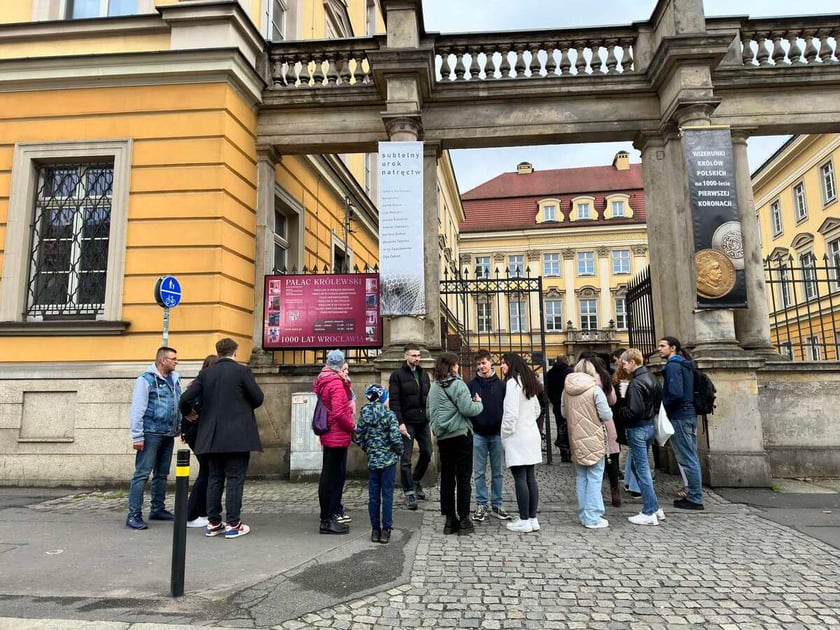 Noc Muzeów 2025, kolejka przed wejściem do pałacu królewskiego przy ul. Kazimierza Wielkiego.