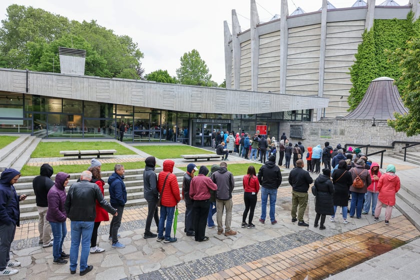 Noc Muze&oacute;w 2025. Kolejki zwiedzających przed muzeami