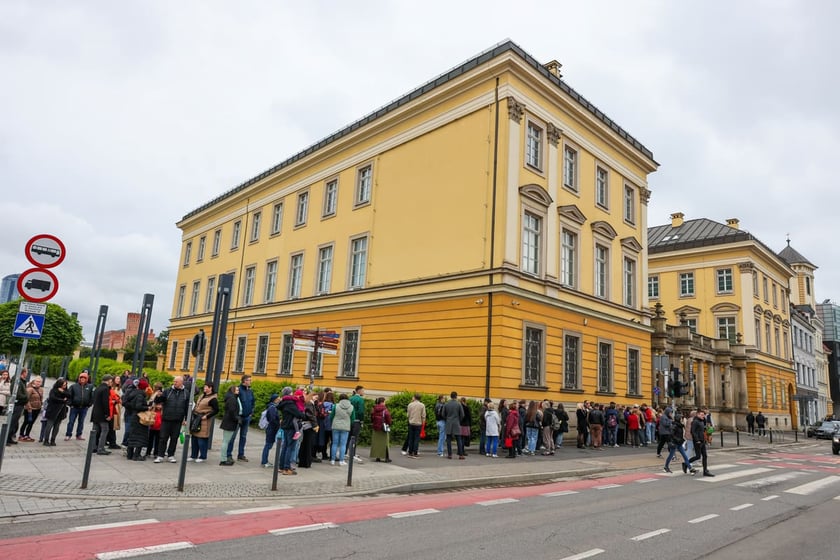 Noc Muze&oacute;w 2025. Kolejki zwiedzających przed muzeami