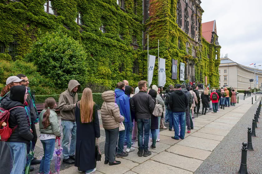 Noc Muze&oacute;w 2025. Kolejki zwiedzających przed muzeami