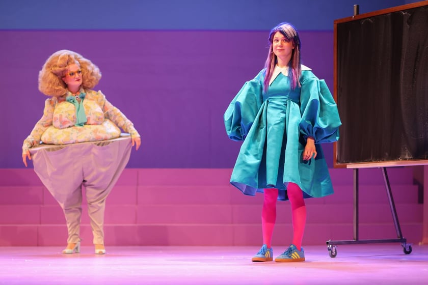Scena ze spektaklu &bdquo;Zła dziewczynka&rdquo; w reż. Jakuba Krofty we Wrocławskim Teatrze Lalek