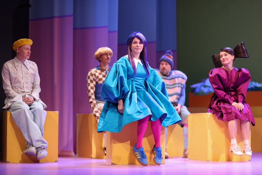 Scena ze spektaklu &bdquo;Zła dziewczynka&rdquo; w reż. Jakuba Krofty we Wrocławskim Teatrze Lalek