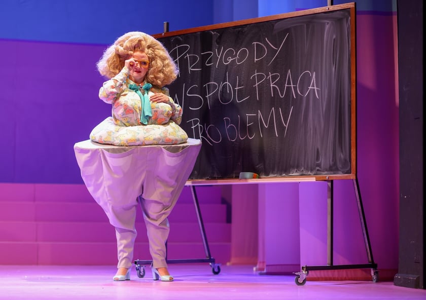 Scena ze spektaklu &bdquo;Zła dziewczynka&rdquo; w reż. Jakuba Krofty we Wrocławskim Teatrze Lalek