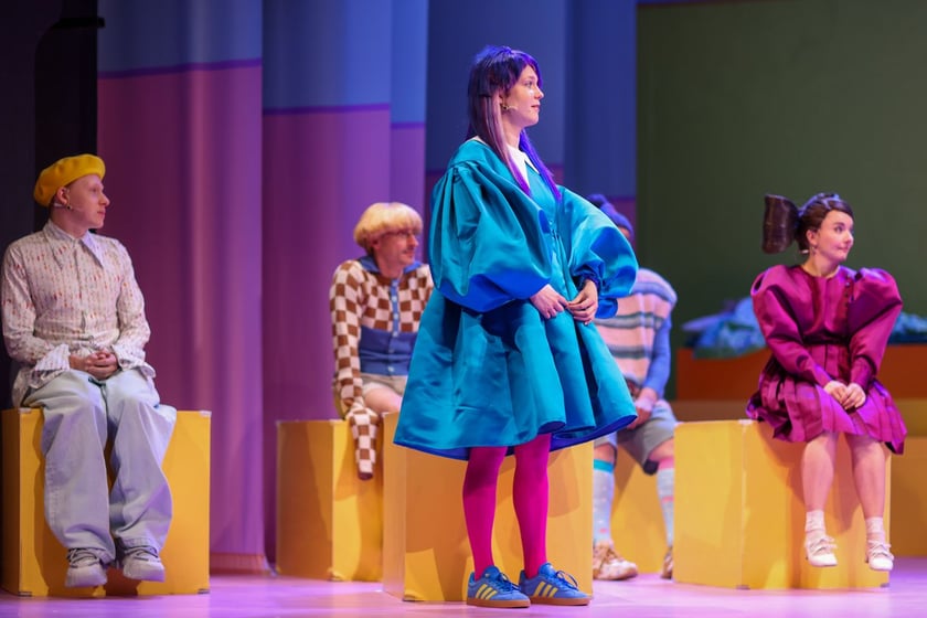 Scena ze spektaklu &bdquo;Zła dziewczynka&rdquo; w reż. Jakuba Krofty we Wrocławskim Teatrze Lalek