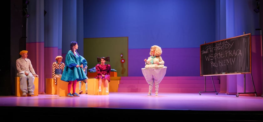 Scena ze spektaklu &bdquo;Zła dziewczynka&rdquo; w reż. Jakuba Krofty we Wrocławskim Teatrze Lalek