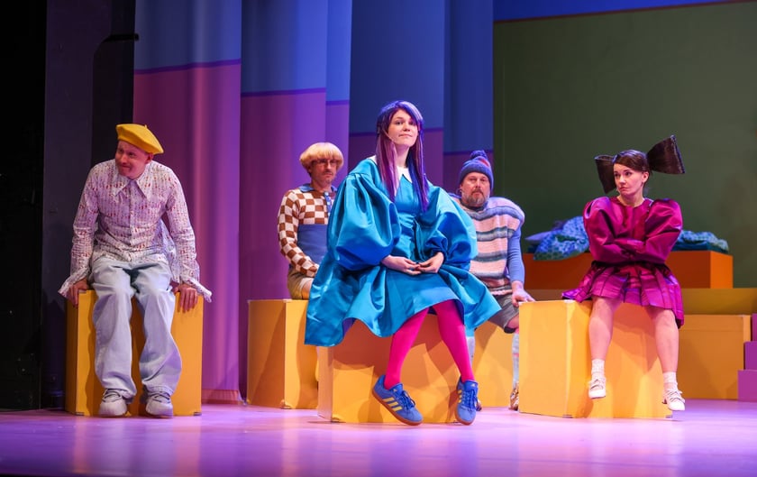 Scena ze spektaklu &bdquo;Zła dziewczynka&rdquo; w reż. Jakuba Krofty we Wrocławskim Teatrze Lalek
