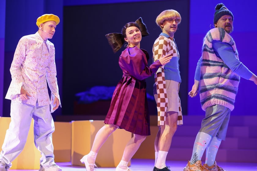 Scena ze spektaklu &bdquo;Zła dziewczynka&rdquo; w reż. Jakuba Krofty we Wrocławskim Teatrze Lalek