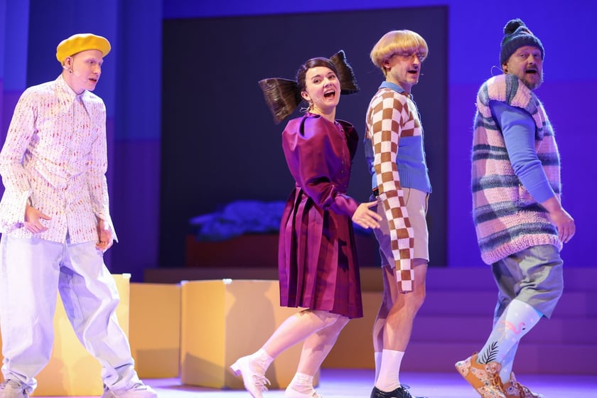 Scena ze spektaklu &bdquo;Zła dziewczynka&rdquo; w reż. Jakuba Krofty we Wrocławskim Teatrze Lalek