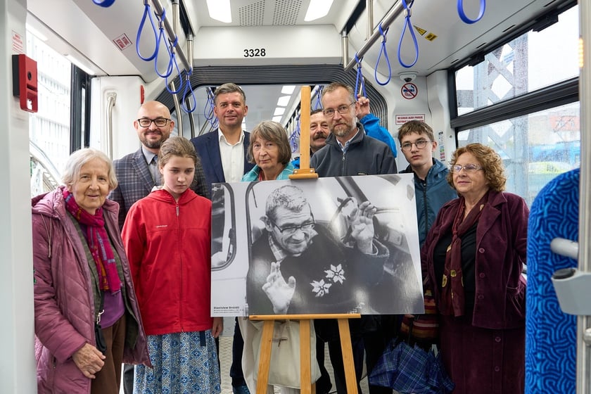Tramwaj im. Stanisława Dr&oacute;żdża będzie jeździł po Wrocławiu od poniedziałku 16 czerwca &ndash; Anna Dr&oacute;żdż, żona Stanisława Dr&oacute;żdża (pierwsza z lewej) wraz z rodziną &ndash; Michałem Głowalą, siostrzeńcem Stanisława Dr&oacute;żdża-trzeci z lewej, jego dziećmi oraz bliską rodziną &ndash; Anną i Marianem Kufelem, pozują przy zdjęciu Stanisława Dr&oacute;żdża z Witoldem Woźnym, prezes MPK i wiceprezesem MPK Przemysławem Nowickim