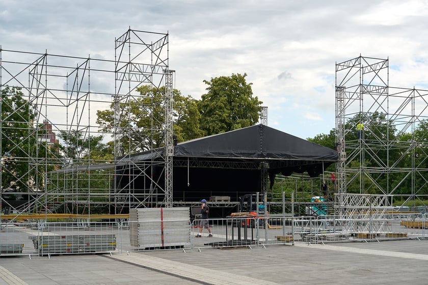 Na zdjęciach budowa sceny na koncert ZAZ i Sary James na placu Wolności&nbsp;