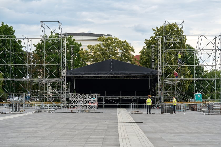 Na zdjęciach budowa sceny na koncert ZAZ i Sary James na placu Wolności&nbsp;