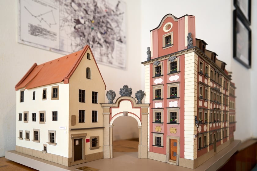 III piętro w kamieniczce &bdquo;Małgosia&rdquo; &ndash; makieta obydwu kamieniczek &bdquo;Jasia&rdquo; (z lewej) i &bdquo;Małgosi&rdquo;