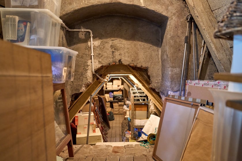 IV piętro w kamieniczce &bdquo;Małgosia&rdquo; &ndash; strych i przejście między dwoma niegdyś kamieniczkami