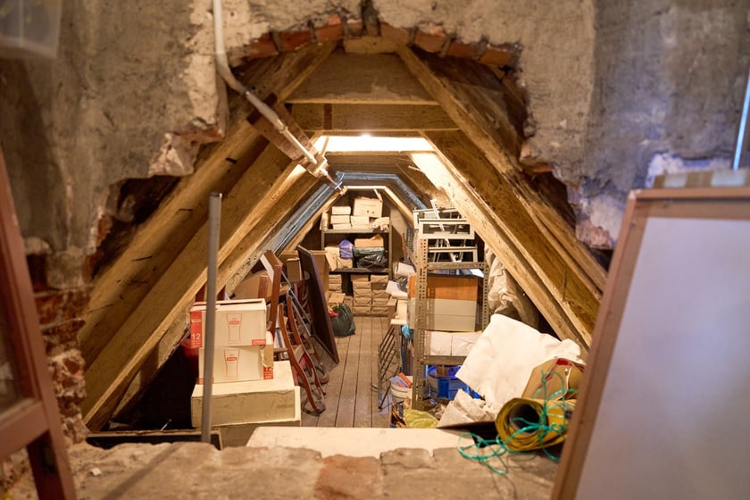 IV piętro w kamieniczce &bdquo;Małgosia&rdquo; &ndash; strych i przejście między dwoma niegdyś kamieniczkami