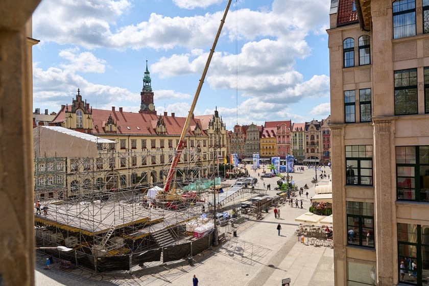 IV piętro w kamieniczce &bdquo;Małgosia&rdquo; &ndash; widok z okna na wrocławski rynek