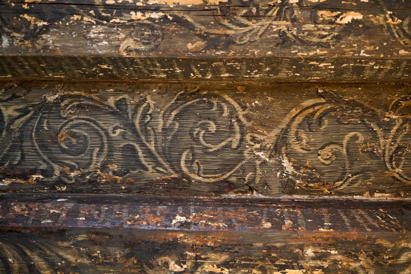 Oryginalny strop w kamieniczce &bdquo;Małgosia&rdquo; widoczny na parterze