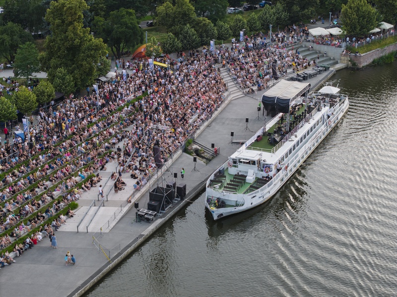 Koncert ze statku Vratislavia na Odrze na Bulwarze Dunikowskiego