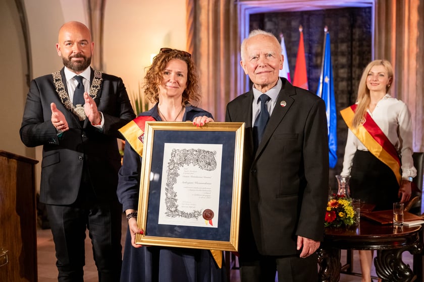 Prezydent Jacek Sutryk, przewodnicząca Rady Miejskiej Wrocławia Agnieszka Rybczak i prof. Andrzej Wiszniewski wyr&oacute;żniony tytułem Civitate Wratislaviensi Donatus, czyli Honorowego Obywatela Wrocławia&nbsp;