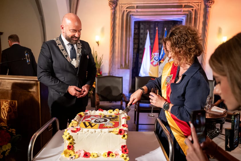 Prezydent Jacek Sutryk, przewodnicząca Rady Miejskiej Wrocławia Agnieszka Rybczak podczas uroczystej sesji Rady Miejskiej Wrocławia