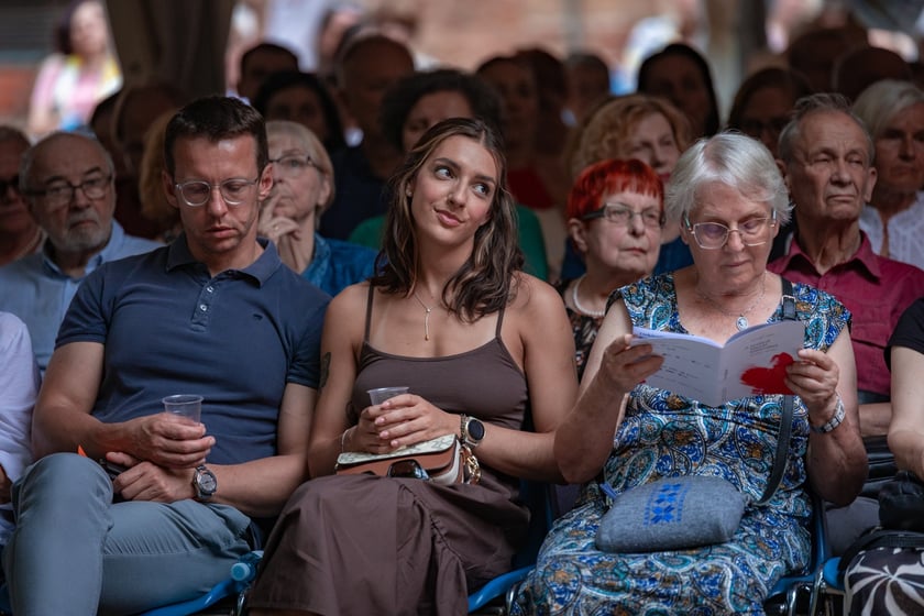 Publiczność Festiwalu &bdquo;Wieczory w Arsenale&rdquo; na dziedzińcu Muzeum Militari&oacute;w