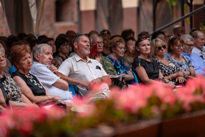 Publiczność Festiwalu &bdquo;Wieczory w Arsenale&rdquo; na dziedzińcu Muzeum Militari&oacute;w