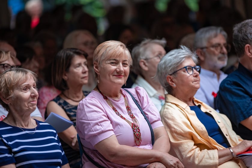 Publiczność Festiwalu &bdquo;Wieczory w Arsenale&rdquo; na dziedzińcu Muzeum Militari&oacute;w