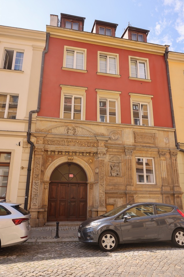 Kamienica przy ul. Ofiar Oświęcimskich, w kt&oacute;rej mieszkała wrocławska malarka Hanna Krzetucka-Geppert