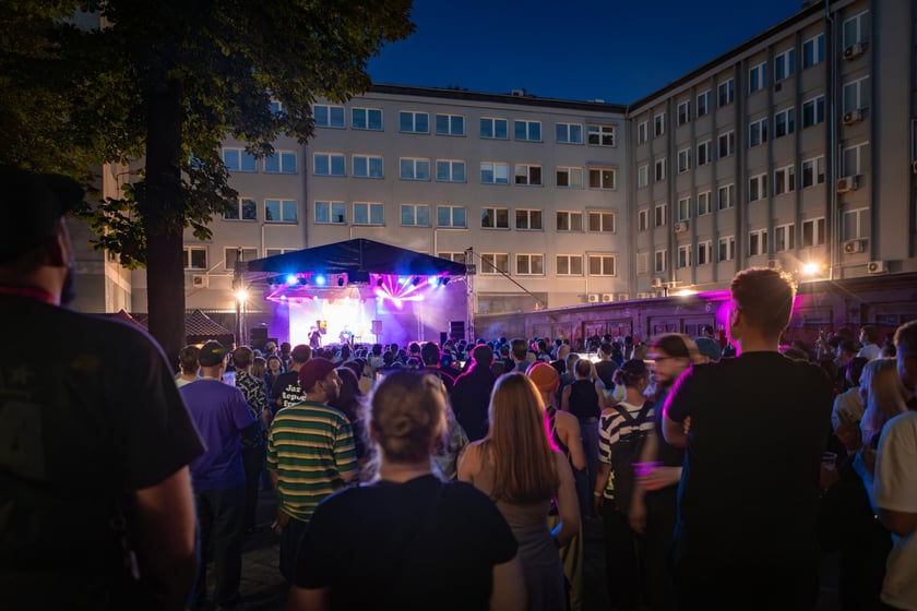 Na zdjęciach sobotni wiecz&oacute;r (19 lipca) na Festiwalu WROsound