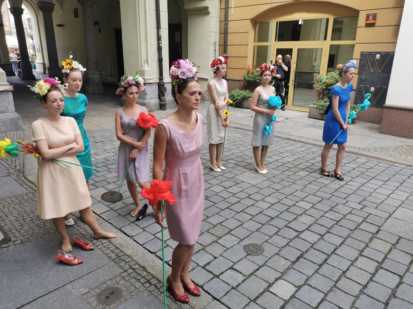 Plan zdjęciowy serialu &bdquo;Czarna śmierć&rdquo; w Sukiennicach i obok Ratusza