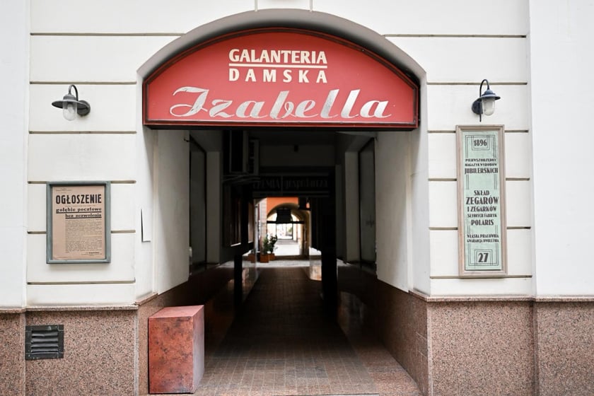 Plan zdjęciowy serialu &bdquo;Czarna śmierć&rdquo; w Sukiennicach i obok Ratusza