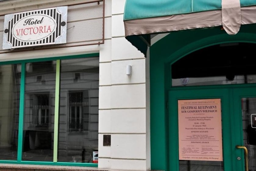 Plan zdjęciowy serialu &bdquo;Czarna śmierć&rdquo; w Sukiennicach i obok Ratusza
