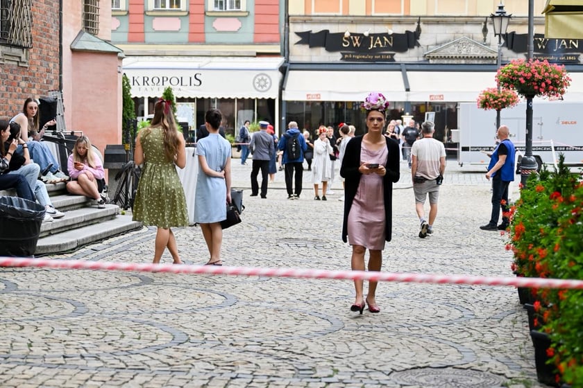 Plan zdjęciowy serialu &bdquo;Czarna śmierć&rdquo; w Sukiennicach i obok Ratusza