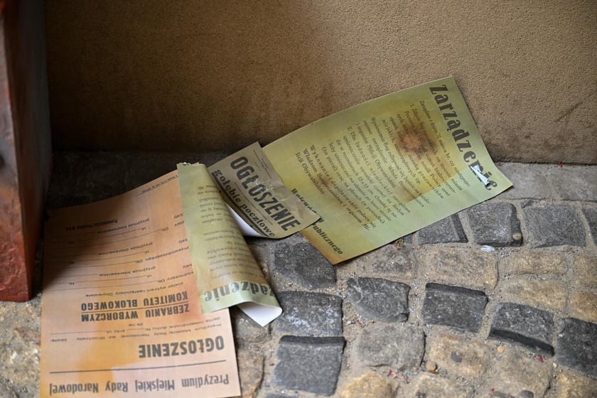 Plan zdjęciowy serialu &bdquo;Czarna śmierć&rdquo; w Sukiennicach i obok Ratusza