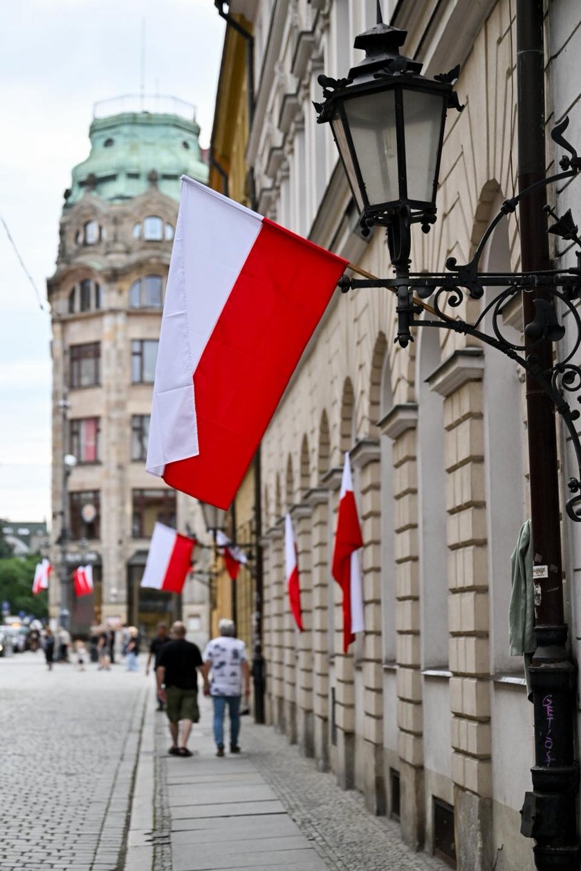 Plan zdjęciowy serialu &bdquo;Czarna śmierć&rdquo; w Sukiennicach i obok Ratusza