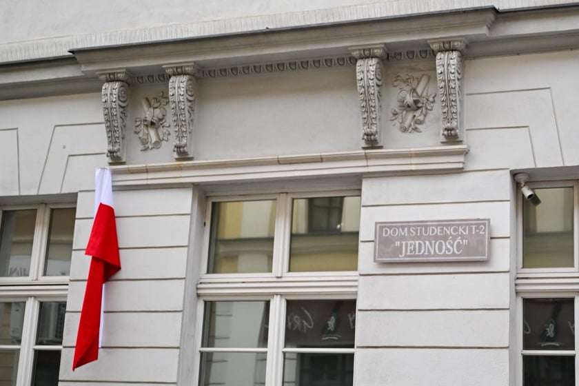 Plan zdjęciowy serialu &bdquo;Czarna śmierć&rdquo; w Sukiennicach i obok Ratusza