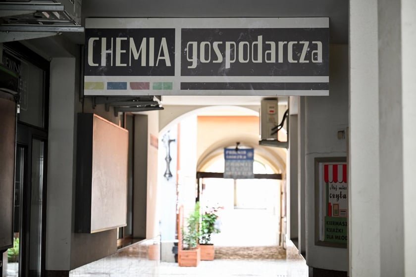 Plan zdjęciowy serialu &bdquo;Czarna śmierć&rdquo; w Sukiennicach i obok Ratusza